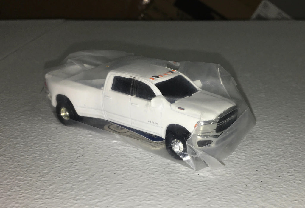 1:64 Diecast RAM 3500 Dually Pickup Truck G64702